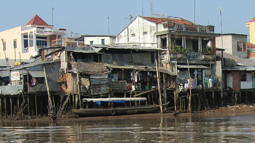 Houses along the canal in Cai Be