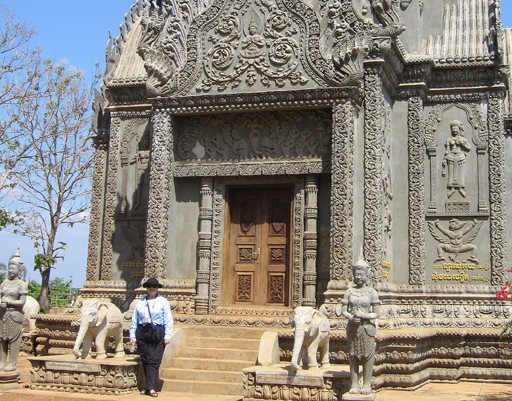 Jane in front of a temple at Wat Hanchey